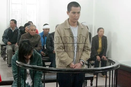 Cản việc tâm sự, nam thanh niên bị hất văng lên nắp capô 