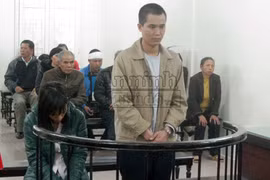 Cản việc tâm sự, nam thanh niên bị hất văng lên nắp capô 