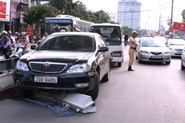 Lên khỏi hầm Kim Liên, ôtô "là phẳng" dải phân cách