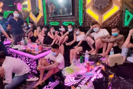 Hàng chục ‘nam thanh nữ tú’ tụ tập đến quán karaoke sử dụng trái phép chất ma tuý 