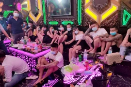 Hàng chục ‘nam thanh nữ tú’ tụ tập đến quán karaoke sử dụng trái phép chất ma tuý 