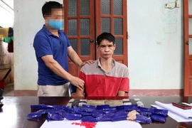 Bắt đối tượng vận chuyển 4 bánh heroin và hàng nghìn viên ma tuý tổng hợp