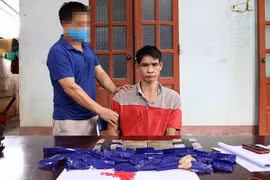 Bắt đối tượng vận chuyển 4 bánh heroin và hàng nghìn viên ma tuý tổng hợp