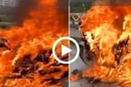 Xe máy SH cháy trơ khung trên cầu Nhật Tân