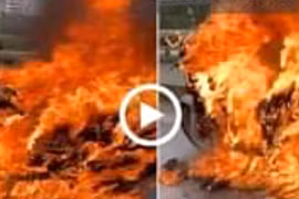 Xe máy SH cháy trơ khung trên cầu Nhật Tân