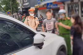 ‘Vứt’ ô tô giữa ngã ba đi chơi với bạn gái gây cản trở giao thông