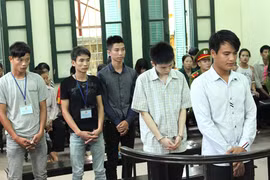 Đến nhà bạn gái chơi, hai thanh niên bị đâm thủng bụng, thấu tim tử vong