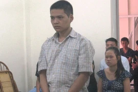 Dùng súng nhựa, mìn giả đi cướp tiệm vàng