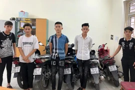 Bắt giữ gần 20 đối tượng ném chai thủy tinh vào người đi đường