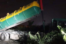 Bắt quả tang xe môi trường của Hà Nội đổ trộm chất thải trên Đại lộ Thăng Long