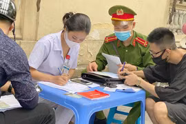 Ba người nước ngoài bị xử phạt vì không đeo khẩu trang nơi công cộng