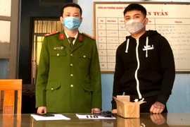 Tự động giao nộp khẩu súng quân dụng cho cơ quan Công an