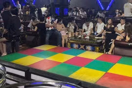 Cả trăm đối tượng tụ tập tại quán bar có biểu hiện sử dụng trái phép chất ma tuý