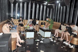 Hơn 40 “dân chơi” phê ma tuý, bay lắc trong quán karaoke 