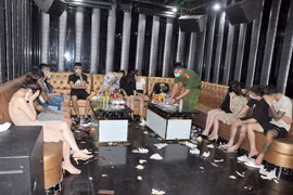Hơn 40 “dân chơi” phê ma tuý, bay lắc trong quán karaoke 