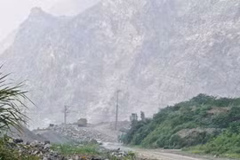 Bị sét đánh trong lúc tra thuốc nổ, lắp kíp mìn khai thác đá kiến 5 người thương vong