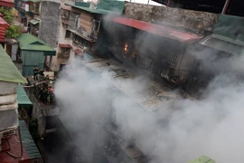 9 căn hộ bị thiêu rụi trong một giờ đồng hồ