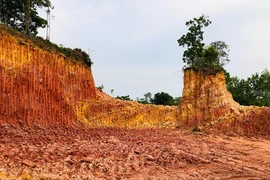  “Xẻ thịt” đồi Bùng Beng bán hàng nghìn khối đất