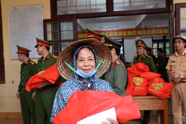 Công an quận Long Biên góp sức với đồng bào Quảng Bình thân yêu 