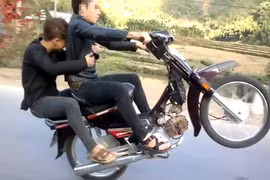 Triệu tập thiếu niên điều khiển xe máy không đội mũ bảo hiểm, bốc đầu xe