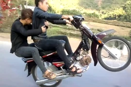 Triệu tập thiếu niên điều khiển xe máy không đội mũ bảo hiểm, bốc đầu xe
