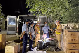 Lạng Sơn: Phát hiện cả tấn xúc xích, ruốc gà không rõ nguồn gốc 