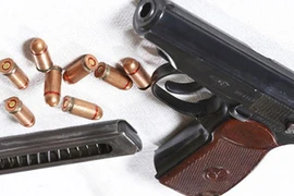 Bắt quả đối tượng mua súng quân dụng từ Trung Quốc về bán 