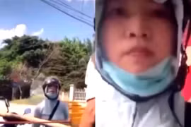 Bị nhắc vì đeo khẩu trang chưa đúng, người phụ nữ lớn giọng, giật điện thoại của cán bộ ở chốt phòng dịch Covid-19