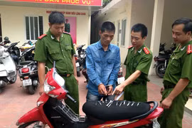 Vừa trộm cắp xe máy, va ngay phải taxi và bị bắt