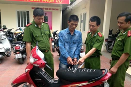 Vừa trộm cắp xe máy, va ngay phải taxi và bị bắt