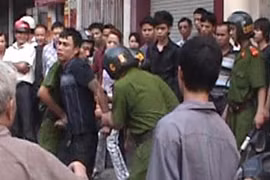 Rút súng ngắn, bắn cảnh sát cơ động