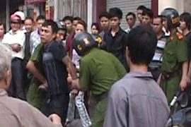 Rút súng ngắn, bắn cảnh sát cơ động