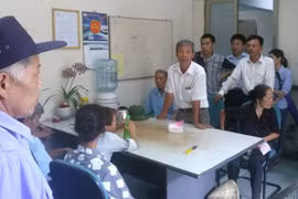 Nhân thân 18 thuyền viên mắc kẹt ở Trung Quốc kêu cứu