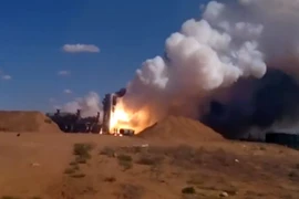 Xem video Nga phóng S-300 thất bại, tên lửa rơi xuống phá hủy xe phóng