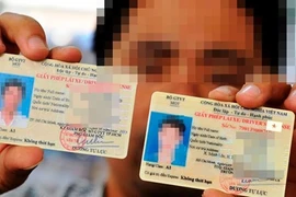 Bằng lái xe ô tô còn thời hạn không bắt buộc phải đổi sang thẻ PET