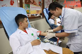 Hơn 700 cán bộ, y bác sĩ tình nguyện hiến máu 