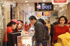 Thêm hình ảnh người Hà Nội xếp hàng mua vàng ngày vía thần tài