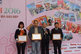 Trao thưởng bìa báo, gian trưng bày đẹp nhất tại Hội báo Xuân Bính Thân 2016