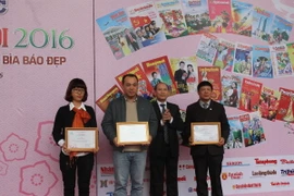 Trao thưởng bìa báo, gian trưng bày đẹp nhất tại Hội báo Xuân Bính Thân 2016