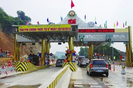 Nhiều xe vượt trạm thu phí BOT quốc lộ 6 không nộp phí