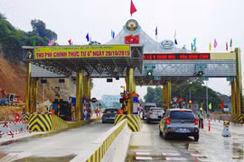 Nhiều xe vượt trạm thu phí BOT quốc lộ 6 không nộp phí