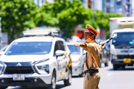 Cảnh sát giao thông Hà Nội: Đội nắng bám đường, giữ vững trật tự giao thông