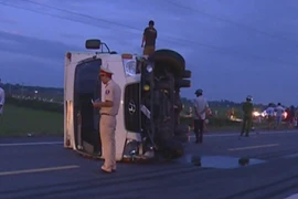 Taxi tông ô tô đông lạnh lật nghiêng