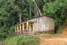 Cả trăm học sinh ngày ngày ngồi học dưới chân núi có nguy cơ sạt lở