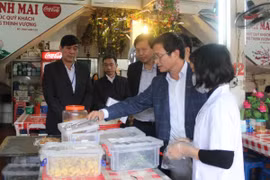 Nhiều cửa hàng ăn uống ở phủ Tây Hồ, chùa Hương rửa bát bẩn