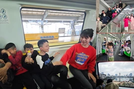 Người Hà Nội thảnh thơi du xuân bằng tàu điện trên cao