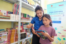 Trao tặng đồng bào Bru - Vân Kiều "Thư viện tránh lũ"