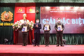  Lan tỏa những tấm gương Công an nhân dân quả cảm, bình dị trên tuyến đầu chống dịch Covid-19 