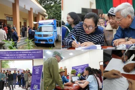 Xe dịch vụ công lưu động "đội mưa" đến phục vụ đồng bào dân tộc xã Ba Vì