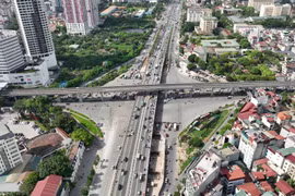 Nhìn từ flycam hai cầu vượt thép trăm tỷ ở nút Mai Dịch đang có nguy cơ chậm tiến độ 